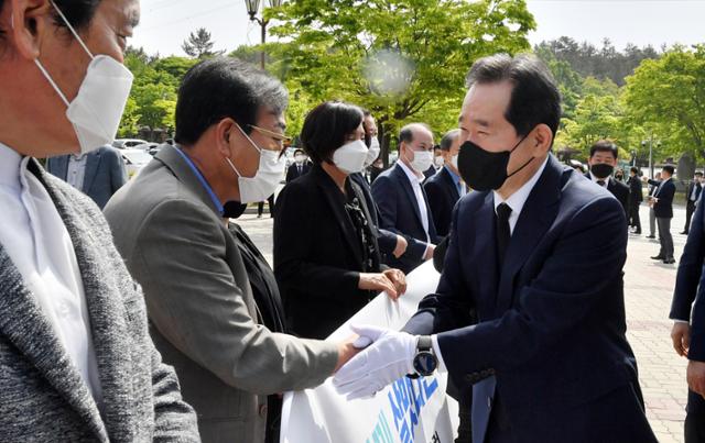 정세균 전 국무총리가 28일 오전 광주 북구 운정동 국립5·18민주묘지를 찾아 참배에 앞서 지지자들과 인사하고 있다. 뉴스1