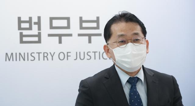 차규근 법무부 출입국·외국인정책본부장이 29일 오후 서울 서초동 서울고검 의정관에서 출국대기실 제도 개선, 전자여행허가제 등 법무부 정책 추진 상황을 설명하고 있다. 뉴시스