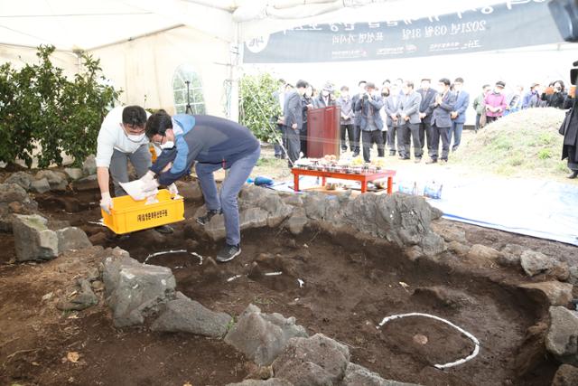 지난 3월 31일 오후 4·3당시 희생된 것으로 추정되는 일가족 3명의 유해가 발굴된 제주 서귀포시 표선면 가시리의 한 과수원에서 제주4·3유해발굴 현장 설명회가 진행되고 있다. 뉴스1