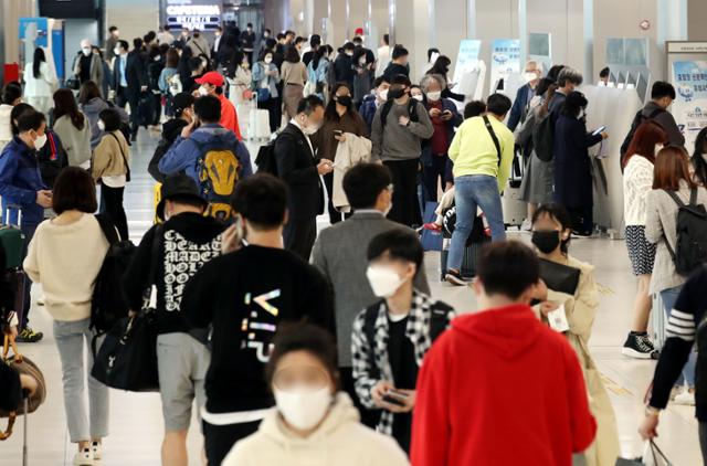 5월 징검다리 연휴를 앞둔 30일 오전 서울 강서구 김포공항 국내선 청사가 여행객들로 붐비고 있다. 뉴스1