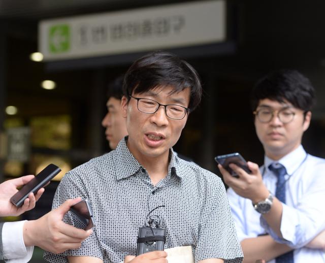 [170706-01] [저작권 한국일보] 6일 오후 서초구 서울중앙지법에서 '강기훈 유서대필 조작사건' 국가상대 손해배상청구 선거공판이 끝나고 송상교 변호사가 기자들의 질문에 답변하고 있다. 홍인기 기자