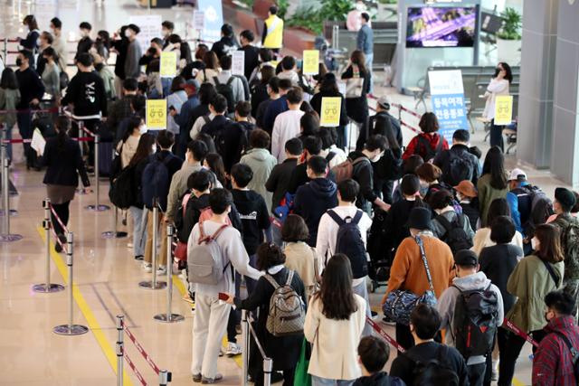 5월 징검다리 연휴를 앞둔 30일 오전 서울 강서구 김포공항 국내선 청사가 여행객들로 붐비고 있다. 뉴스1