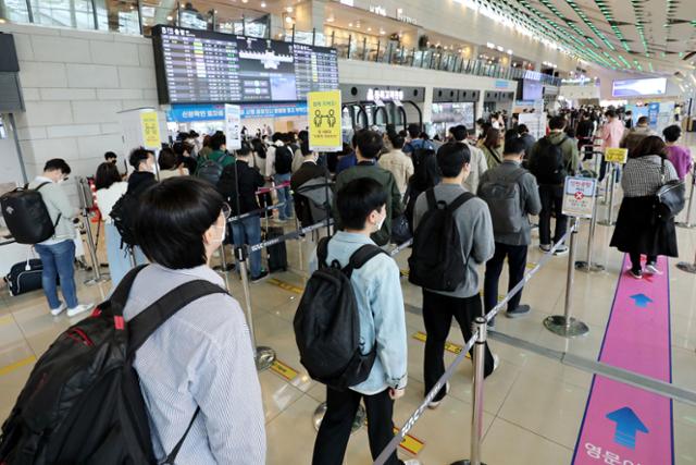 5월 징검다리 연휴를 앞둔 30일 오전 서울 강서구 김포공항 국내선 청사가 여행객들로 붐비고 있다. 뉴스1