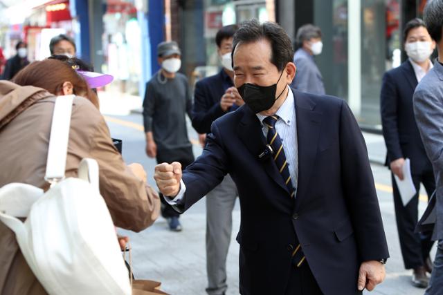 정세균 전 국무총리가 29일 광주 동구 금남로에서 시민과 인사하고 있다. 광주=연합뉴스