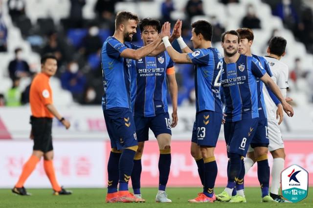 울산 현대의 힌터제어(왼쪽)가 1일 울산 문수축구경기장에서 열린 K리그1 2021 광주FC와의 경기에서 골을 터뜨린 뒤 동료들과 기뻐하고 있다. 프로축구연맹 제공.