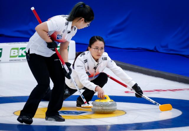 한국 여자 컬링 스킵 김은정이 30일(현지시간) 캐나다 앨버타주 캘거리에서 열린 WCF 세계여자컬링선수권대회에서 스위스와 경기하고 있다. AP 뉴시스