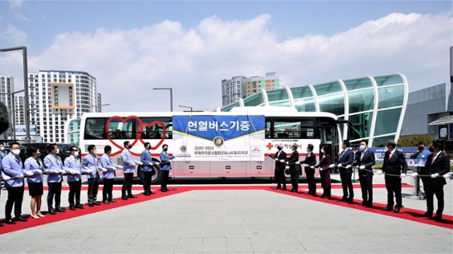 지난달 30일 동구 동대구로 동대구역광장에서 박대형(왼쪽 9번째) 국제라이온스협회 356-A 대구지구 총재를 비롯해서 관계자들이 대구경북혈액원에 헌혈버스를 기증하고 있다. 국제라이온스협회 대구지구 제공.