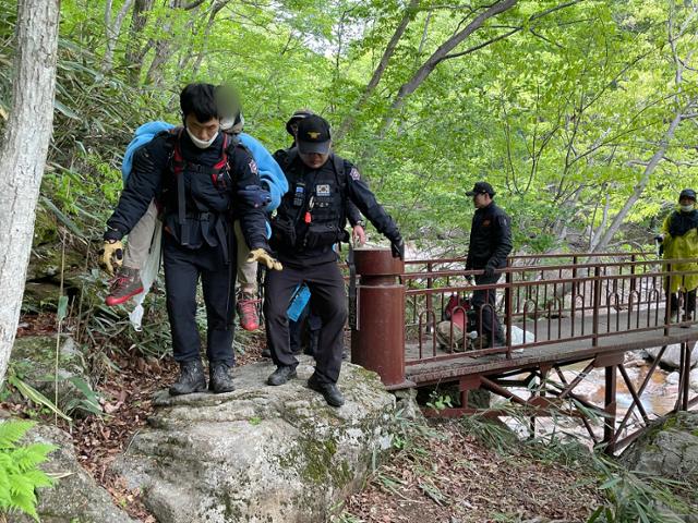 2일 전남 순천소방서 산악구조대가 전날 오후 7시28분쯤 구례군 지리산 문바위둥 인근에서 길을 잃은 3명의 등산객을 약 14시간에 걸쳐 구조하고 있다. 전남 순천소방서 산악구조대 제공