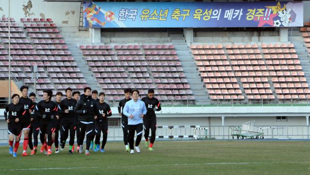 올림픽 축구대표팀 선수들이 22일 오후 경북 경주시 경주시민운동장에서 도쿄올림픽 출전을 앞두고 2차 국내 전지훈련에서 가볍게 몸을 풀고 있다. 뉴시스