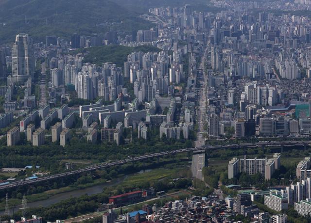 2일 서울 송파구 롯데월드타워 전망대에서 바라본 아파트 단지. 연합뉴스