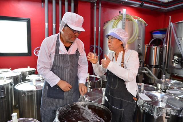 경북 봉화사과로 와인을 개발한 최유진·장경희 부부가 와인 맛이 최고라고 손짓하고 있다. 봉화군 제공