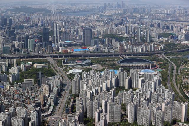 2일 서울 송파구 롯데월드타워 전망대에서 바라본 아파트 일대. 연합뉴스