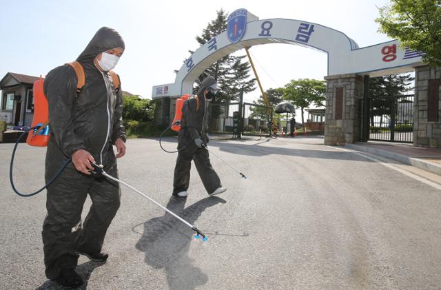 3일 오후 충남 논산 육군훈련소 입영심사대 일대에서 논산시 방역관계자들이 방역을 하고 있다. 뉴스1