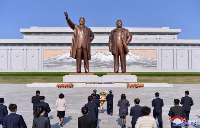 북한 조선인민혁명군 창건(4.25) 89돌을 맞아 인민군 장병들과 근로자,청소년 학생들이 김일성·김정일 동상에 꽃바구니를 진정했다고 조선중앙통신이 4월 26일 보도했다. 평양=조선중앙통신 연합뉴스