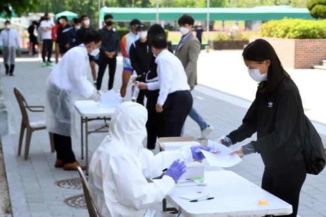 3일 서울 송파구 서울체육중고등학교에 설치된 코로나19 이동식 PCR 검사소에서 학생 및 교직원들이 검사를 받기 위해 줄을 서 있다. 사진공동취재단 연합뉴스