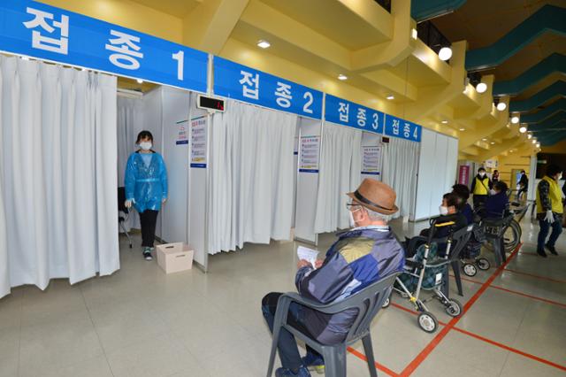 지난달 15일 경북 경주시 실내체육관 앞에서 지역 75세 노인들이 신종 코로나바이러스 감염증(코로나19) 화이자 백신 접종을 받기 위해 기다리고 있다. 뉴스1