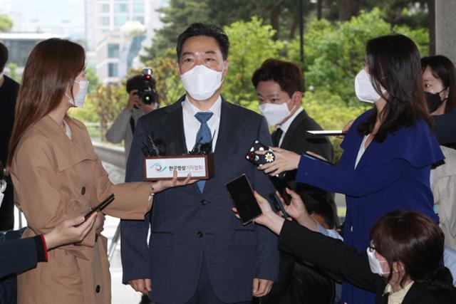 김오수 검찰총장 후보자가 4일 오전 서울 서초동 서울고검 인사청문회 준비단 사무실로 출근하던 중 취재진의 질문에 답하고 있다. 뉴스1