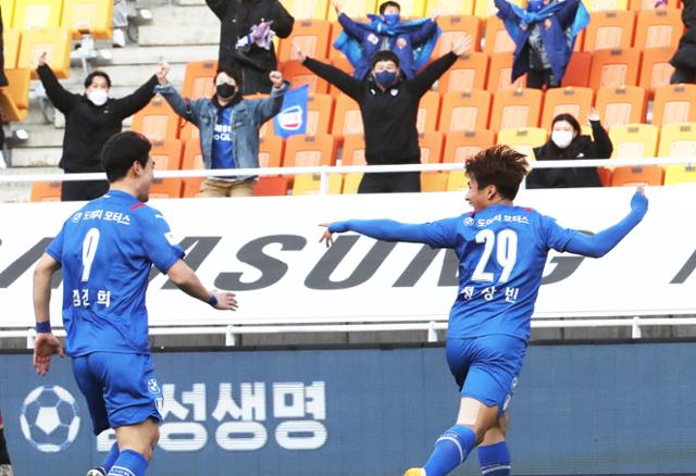 수원 삼성의 정상빈(오른쪽)이 지난달 21일 경기 수원월드컵경기장에서 열린 하나원큐 K리그 1 FC서울과의 경기에서 골을 넣은 뒤 세리머니를 하고 있다. 연합뉴스.