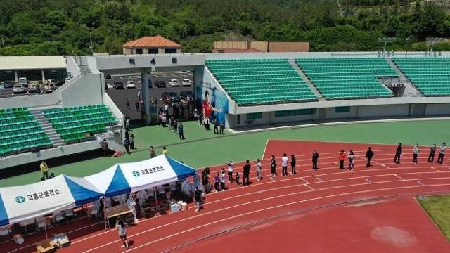 3일 오전 전남 고흥군 고흥읍 공설운동장에 마련한 코로나19 임시선별진료소에서 주민들이 전수검사에 참여하고 있다. 연합뉴스