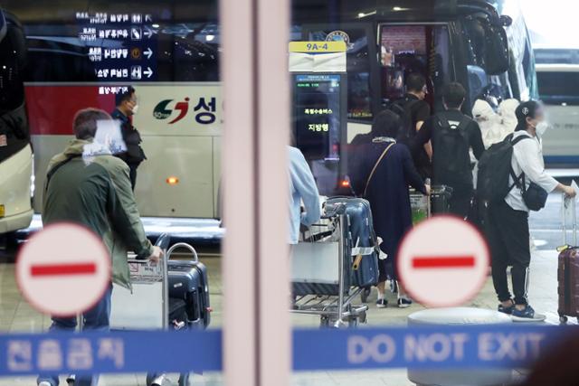 4일 인천국제공항 제1여객터미널을 통해 인도 교민들이 입국하고 있다. 인도는 최근 코로나19의 기록적 확산으로 큰 피해를 입고 있고, 이에 따라 방역당국은 인도에 체류 중인 교민의 귀국을 위해 특별편을 편성했다. 영종도=뉴스1