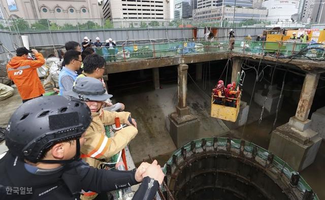 2019년 7월 31일 오전 서울 양천구 신월빗물저류배수시설에서 내부시설 점검 중 고립된 노동자 3명을 찾기 위해 구조대가 투입되고 있다. 이한호 기자