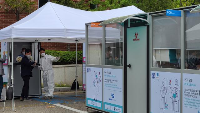 지난달 23일 서울 관악구 서울대 관악캠퍼스 자연과학대학강의실험연구동 주차장에 마련된 신속 분자 진단검사소에서 한 서울대 교직원이 신종 코로나바이러스 감염증(코로나19) 검사를 받고 있다. 이유지 기자