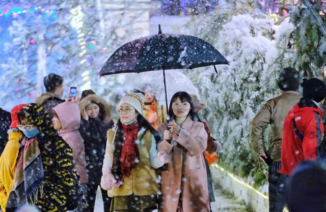 베트남 시민들이 1월 북부 산간지역 사파에서 열린 인공 눈축제를 즐기고 있다. 축제에는 전국 각지에서 10만여명이 몰려 들었다. 뚜오이쩨 캡처