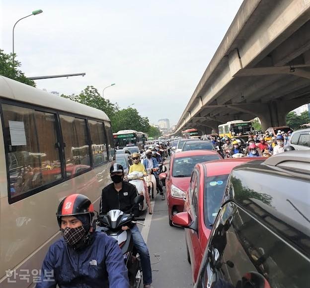 지난달 30일 오전 출근 시간 베트남 하노이의 남뜨리엠 대로에 오토바이와 자동차들이 빽빽하게 들어차 있다. 하노이=정재호 특파원