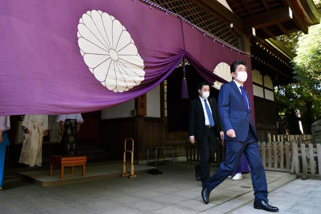 아베 신조 전 일본 총리가 21일 태평양전쟁 A급 전범이 합사된 도쿄 야스쿠니 신사에서 춘계 예대제 첫날 참배를 마친 후 떠나고 있다. 아베 전 총리는 지난해 9월 퇴임 후 세 번이나 야스쿠니 신사에 참배했다. 도쿄= AP 교도통신 연합뉴스