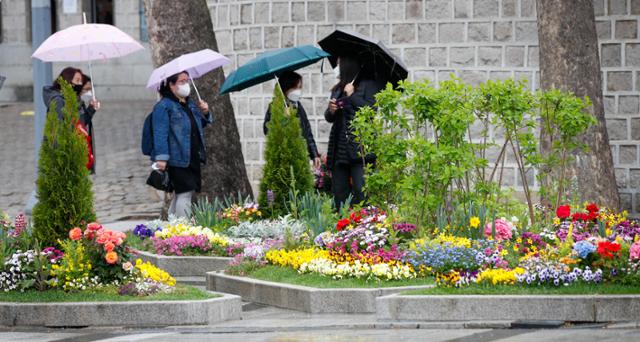 전국 곳곳에 비가 내린 지난달 16일 오후 서울 중구 덕수궁 앞에서 우산을 쓴 시민들이 지나가고 있다. 뉴스1