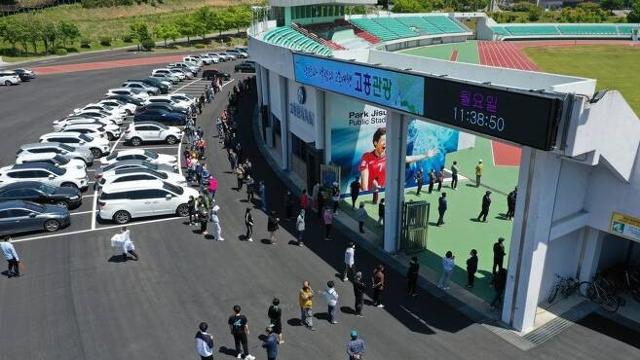 3일 오전 전남 고흥군 고흥읍 공설운동장에 마련한 코로나19 임시선별진료소에서 주민들이 전수검사에 참여하고 있다. 연합뉴스