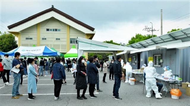 4일 오전 전남 여수시보건소 주차장에 마련된 선별진료소에서 시민들이 코로나19 진단검사를 받기위해 줄을 서있다. 여수시 제공