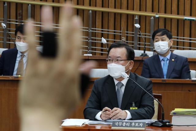 김부겸 국무총리 후보자가 6일 오전 서울 여의도 국회에서 열린 인사청문회에서 의원들 질의순서를 기다리고 있다. 뉴스1