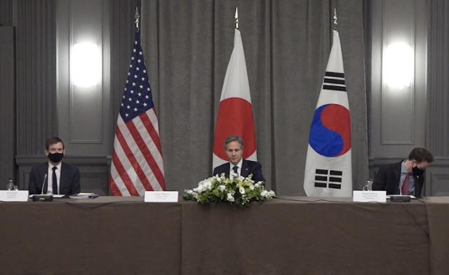 G7 외교·개발장관 회의 참석차 영국 런던을 방문중인 정의용 외교부 장관과 토니 블링컨 미국 국무장관, 모테기 도시미쓰 일본 외무상이 5일(현지시간) 한미일 외교장관 회담을 열었다. 사진은 토니 블링컨(가운데) 미국 국무장관. 외교부 영상 캡처, 뉴시스