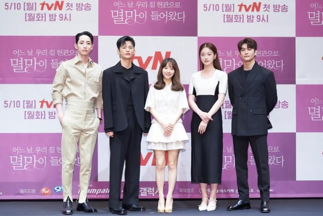 이수혁 서인국 박보영 신도현 강태오(왼쪽부터 차례로). tvN 제공