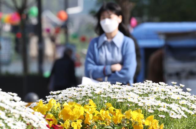 추풍령(1.7도), 함양군(1.3도) 등 일부 지역에서 5월 역대 최저 기록을 경신하는 등 기온이 크게 떨어진 6일 오전 서울 광화문사거리 인근에서 긴소매 옷을 입은 시민이 출근하고 있다. 연합뉴스