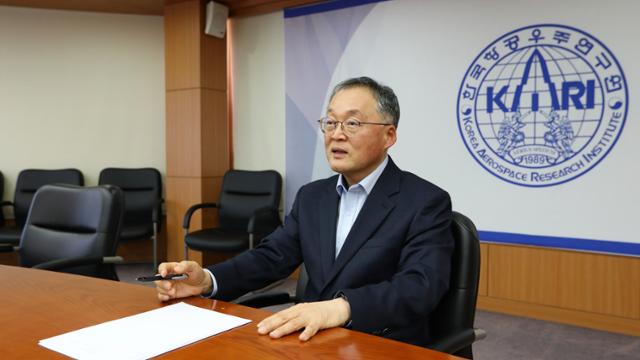 이상률 한국항공우주연구원 원장이 6일 온라인으로 진행된 기자간담회에서 향후 기관 운영 방향에 대해 설명하고 있다. 항우연 제공