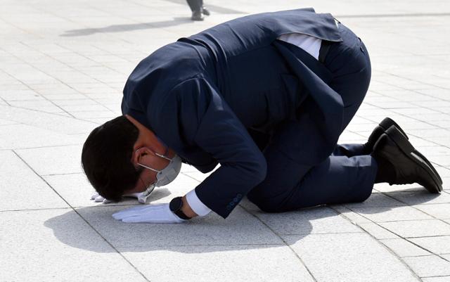 더불어민주당 송영길 대표가 7일 오전 광주 북구 국립 5·18 민주묘지를 최고위원 등과 함께 참배하고 있다. 연합뉴스