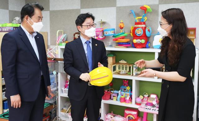 박범계 법무부 장관이 7일 오전 경기도 용인시 기흥구 경기용인아동보호전문기관을 방문해 시설을 살펴보고 있다. 연합뉴스