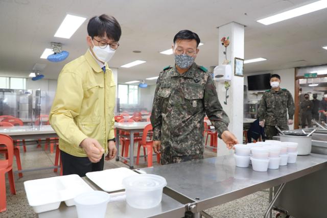 박재민 국방부 차관이 4일 대구 육군 제5군수지원사령부를 방문해 코로나19 관련 방역관리, 격리장병 급식 지원실태와 시설 점검을 하고 있다. 국방부 제공