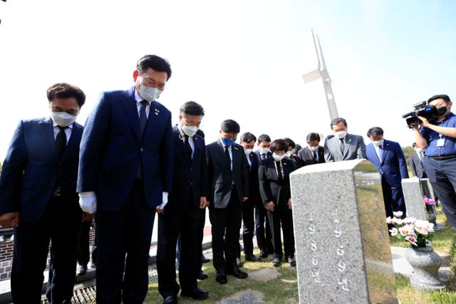 더불어민주당 송영길 대표가 7일 오전 광주 북구 국립 5·18 민주묘지에서 최고위원 등과 함께 열사 묘역을 참배하고 있다. 연합뉴스