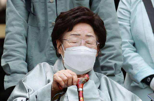 지난달 21일 서울 서초구 서울중앙지법에서 일본군 위안부 피해자들이 일본 정부를 상대로 국내 법원에 제기한 두 번째 손해배상 청구 소송 1심 선고 공판이 끝난 뒤, 이용수 할머니가 판결에 대한 입장을 밝히던 중 눈을 감고 있다. 이날 법원은 피해자들의 청구를 각하했다. 연합뉴스