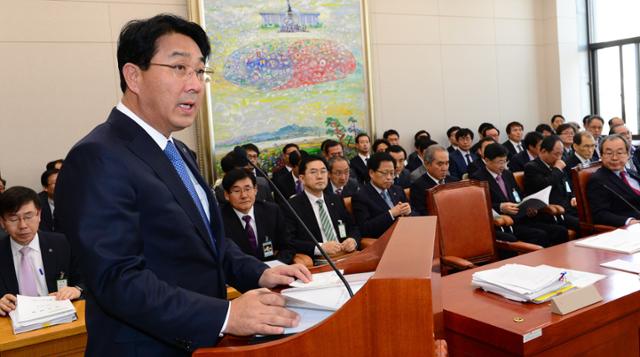 장석효 전 한국가스공사 사장이 2013년 10월 국회에서 열린 국정감사에서 업무보고를 하고 있다. 오대근 기자