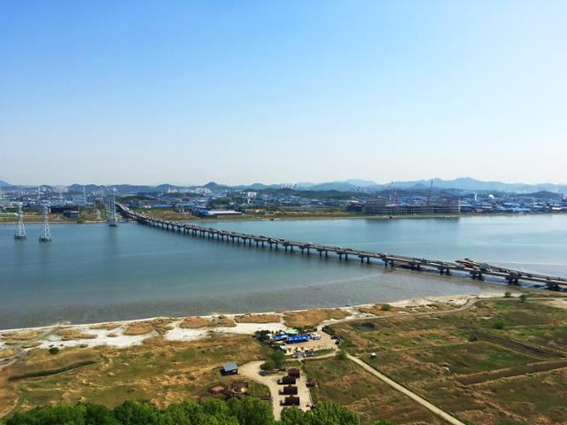 경기 화성시 송산그린시티 전망대에서 바라본 제2 서해안고속도로 전경.