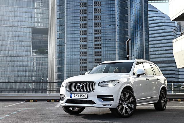 볼보 XC90 B6 인스크립션은 매력적인 디자인과 전동화 기술을 더한 파워트레인으로 수준 높은 가치를 선사한다.