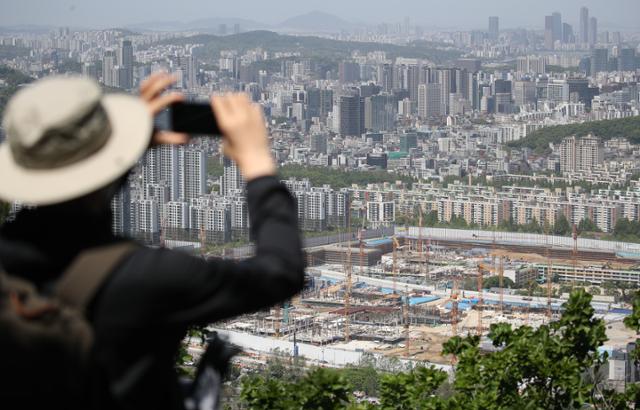 지난 9일 서울 강남구 대모산 전망대에서 바라본 강남 재건축 공사현장과 아파트 단지. 연합뉴스