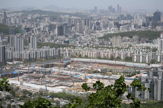 9일 서울 강남구 대모산 전망대에서 바라본 강남 일대 아파트 단지와 재건축 공사 현장. 연합뉴스