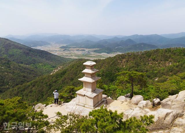 경주 남산 용장사터 삼층석탑. 평범한 숲길이 갑자기 낭떠러지로 바뀌는 바위 꼭대기에 세워져 있다.