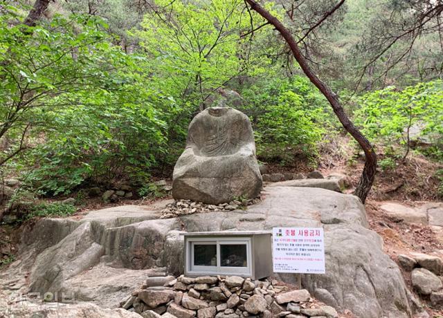 삼릉계곡 등산로의 석조여래좌상. 남산에는 머리 없는 불상이 유난히 많다. 유교를 통치 기반으로 삼았던 조선시대를 거치면서 훼손된 것으로 추정된다.