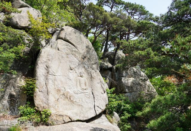 용장사터 석조여래좌상 옆의 마애여래좌상. 머리가 잘린 석불과 달리 상태가 비교적 양호하다.